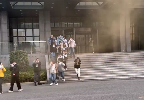 開展(zhan)應急演練  強化應急安(an)全處置能(néng)力(li)——上海創力(li)集(ji)團(tuán)開展(zhan)消防演習活動(dòng)(圖1)