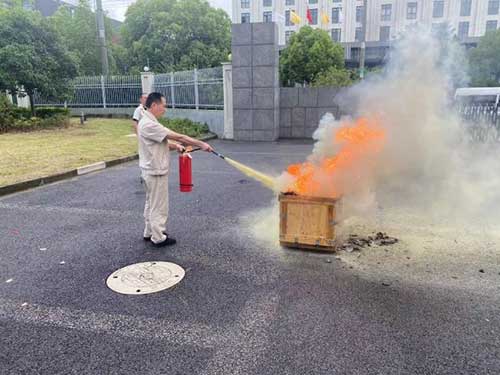 “人(ren)人(ren)講安(an)全、箇(ge)箇(ge)會應急”——上海創力(li)集(ji)團(tuán)開展(zhan)“安(an)全月”消防演習活動(dòng)(圖3)