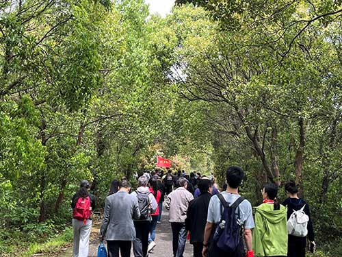 圖片5.jpg 【登山(shān)望湖(hú) 走(zou)進(jin)春天】上海創力(li)集(ji)團(tuán)開展(zhan)2024年(nian)山(shān)野徒步活動(dòng)(圖4)